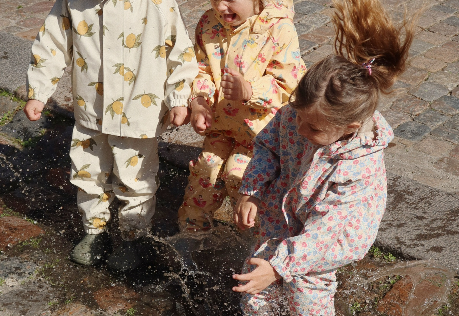 Pfützenspass ohne Grenzen: Die beste Regenbekleidung für Kinder