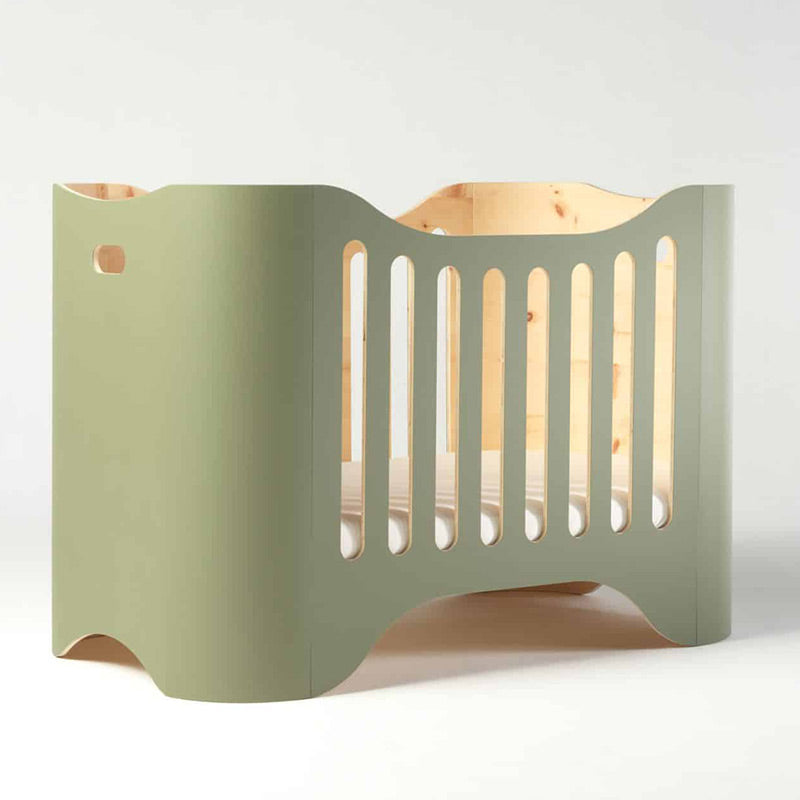 Benni&#39;s Nest – Minibett aus Arvenholz in Moosgrün (70 x 125cm) – Das Minibett ist ein Babybett und Gitterbett