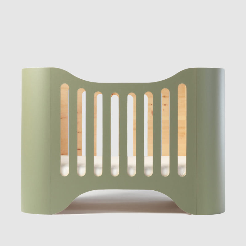 Benni&#39;s Nest – Minibett aus Arvenholz in Moosgrün (70 x 125cm) – Das Minibett ist ein Babybett und Gitterbett