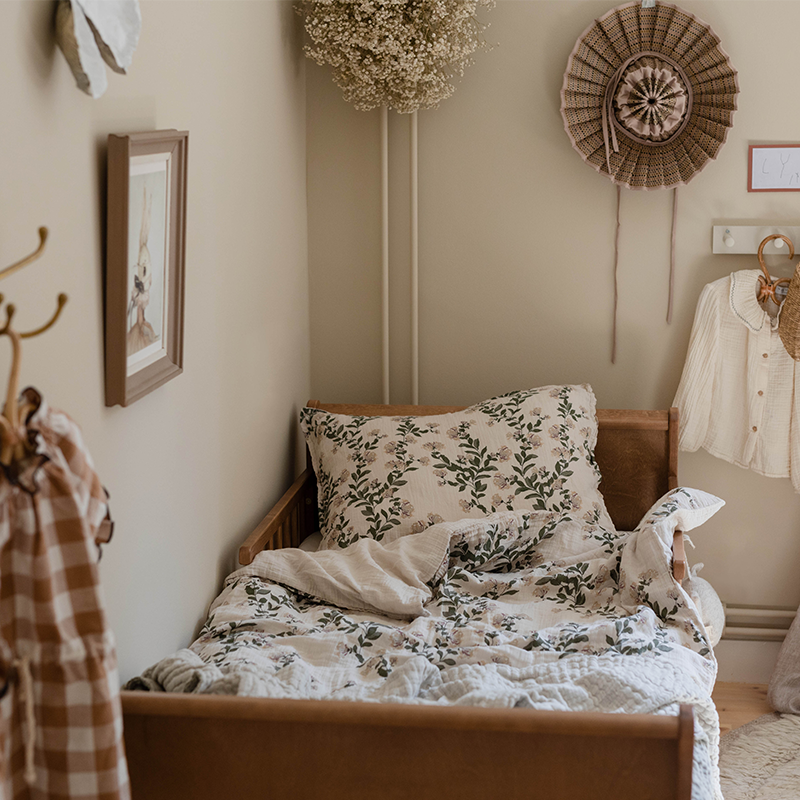 Kinderzimmer mit Bett mit der beigen Bettwäsche mit Blumenmuster von Garbo&amp;Friends.