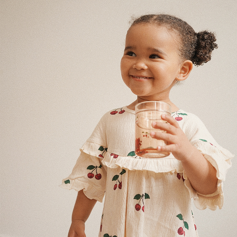 Konges Slojd Becher mit Kirschmuster und Glitzer für Kinder.
