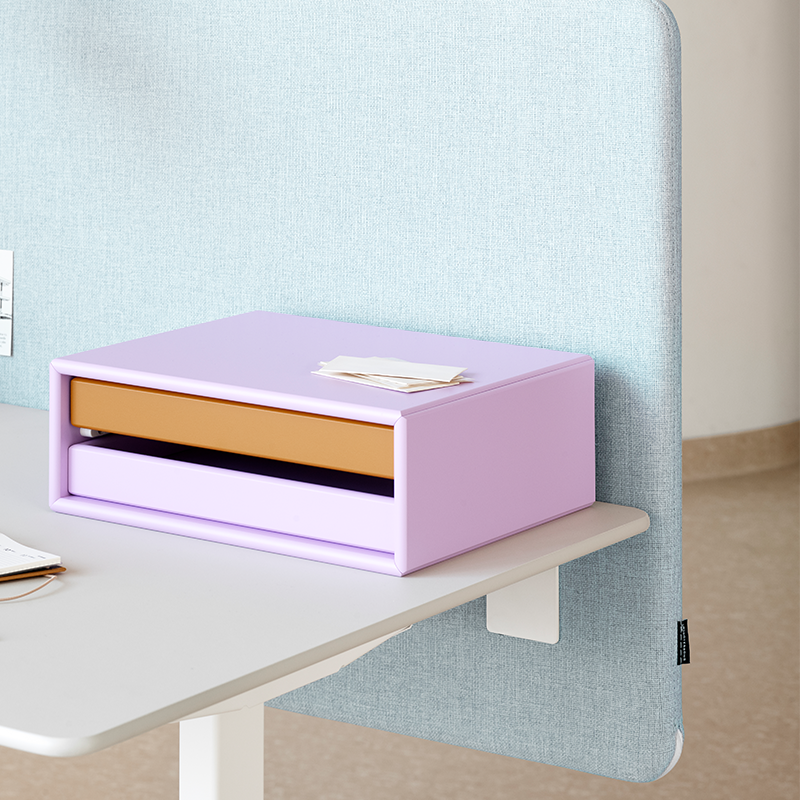 Schreibtisch in Weiss von Montana.