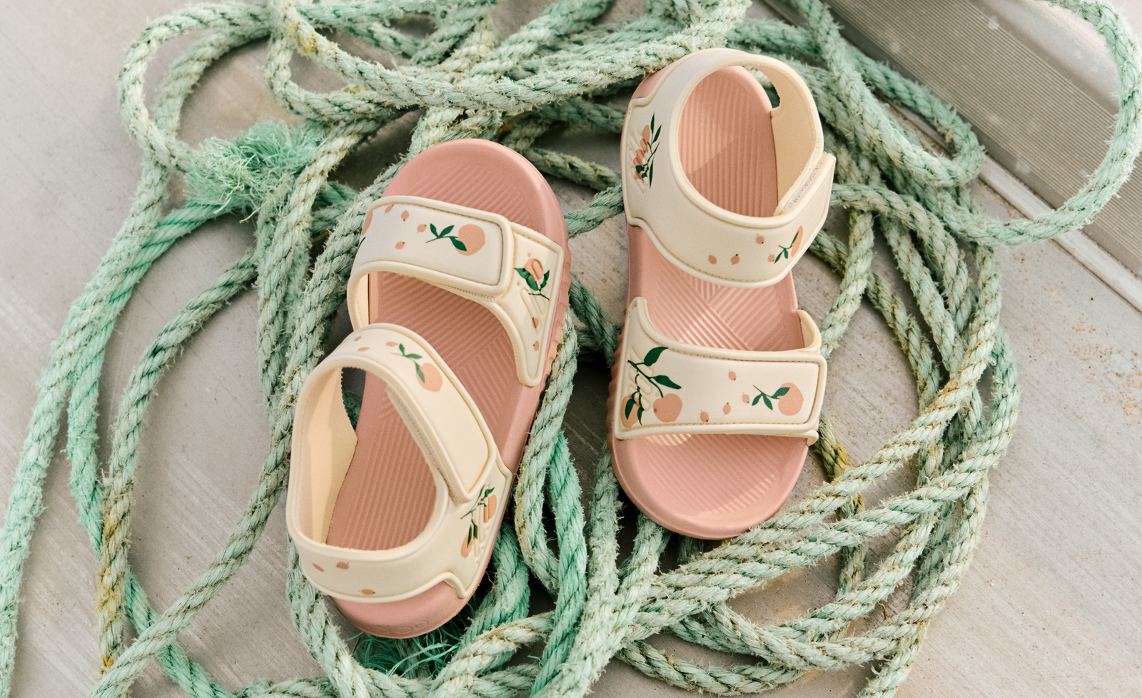 Badeschuhe & Sandalen