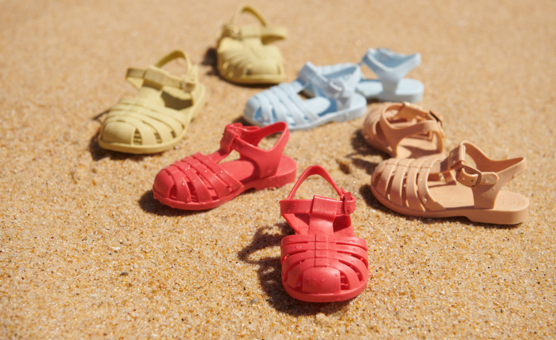 Badeschuhe & Sandalen