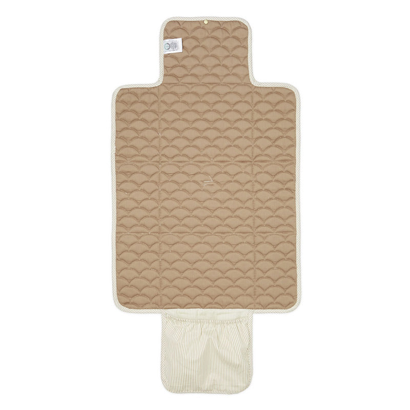 Süsse Wickelunterlage für unterwegs mit tollem Streifenmuster "Classic Stripes Camel" von Cam Cam