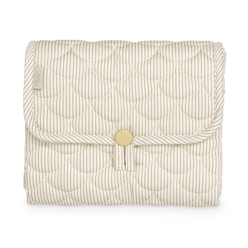 Süsse Wickelunterlage für unterwegs mit tollem Streifenmuster "Classic Stripes Camel" von Cam Cam