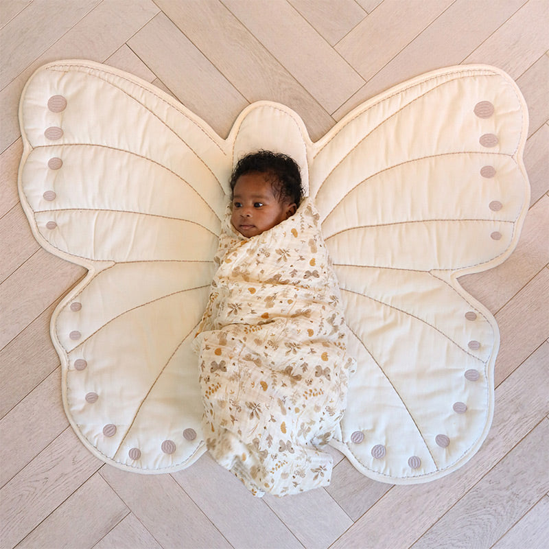 Baby eingewickelt in das grosse Mulltuch Swaddel mit dem Print &quot;ButterfliesA&quot; von Cam Cam
