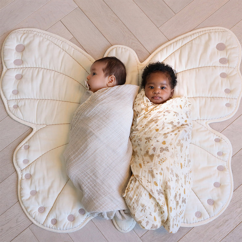 Zwei Babys eingewickelt in schöne Musselin Swaddles von Cam Cam