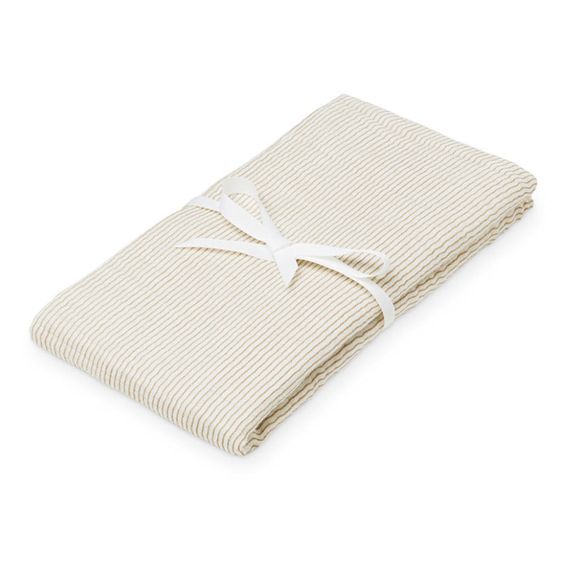 Grosses Mulltuch Swaddel in schönem Streifenmuster "Classic Stripes Camel" mit feinem Band zusammen gebunden – von Cam Cam