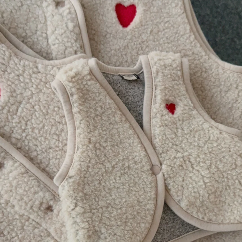 Alwero  Baby Wollweste 'LULU' Sandy Brown mit Herz Special Edition