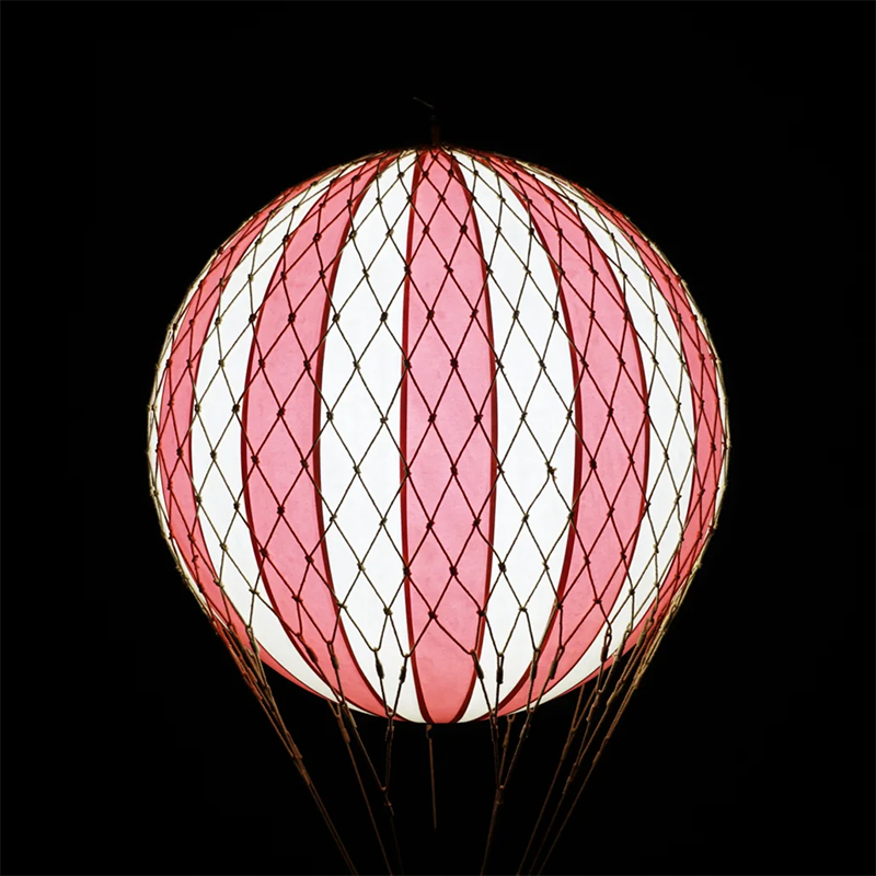 Leuchtender Deko LED-Heissluftballon mit roten und weissen Streifen von Authentic Models. 