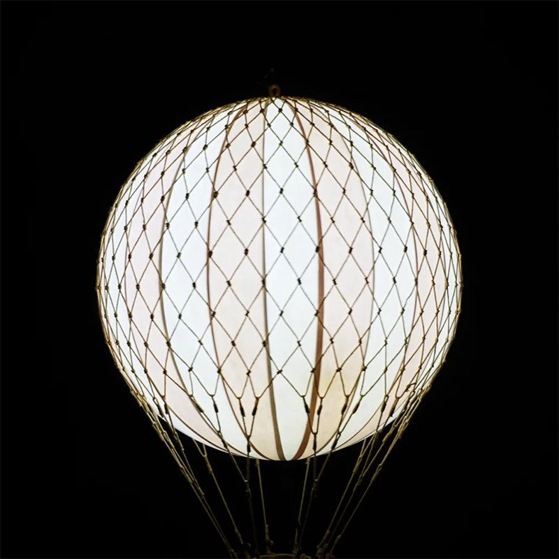 Leuchtender LED-Heissluftballon von Authentic Models.