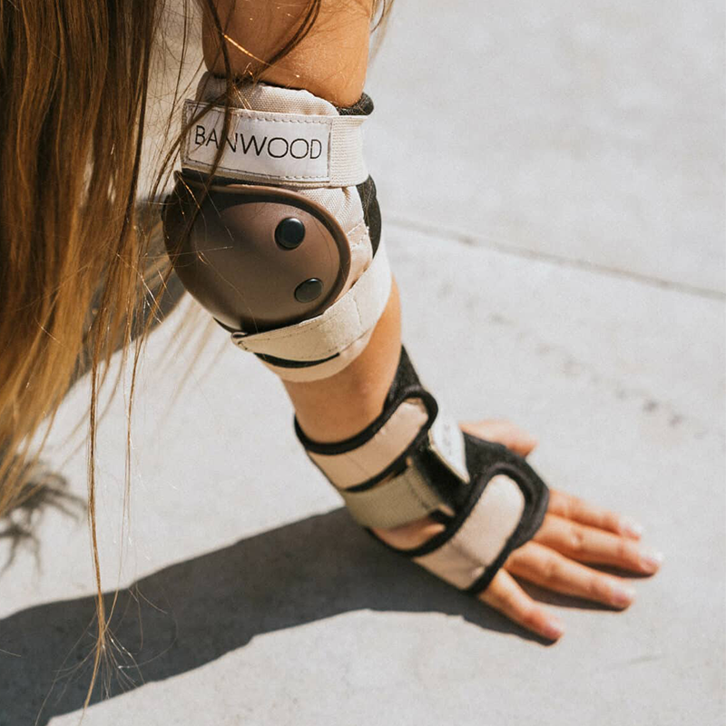 Banwood Schutzausrüstung für Knie, Ellbogen und Handgelenke in der Farbe Creme