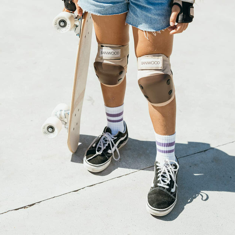 Banwood Skateboard und Schutzausrüstung für die Knie 
