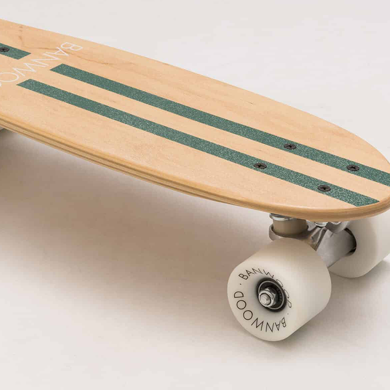 Banwood Skateboard Green Frontansicht mit weissen Rädern und grünen Streifen