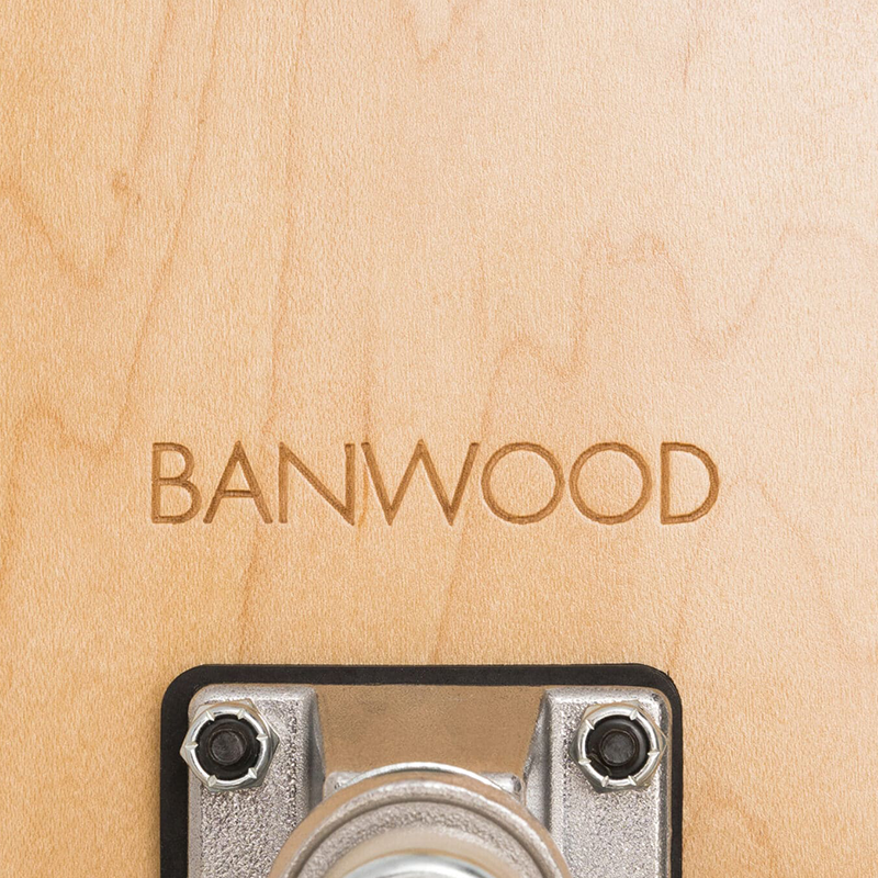 Banwood Skateboard Green aus Holz Ansicht von unten mit Logo