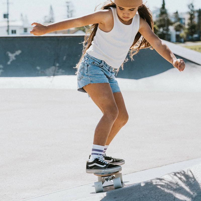 Banwood Skateboard Green mit Mädchen das skateboarded 