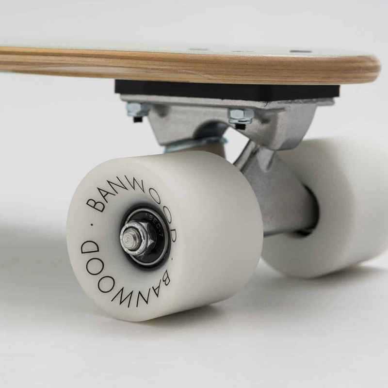 Banwood Skateboard Mint Ansicht von den weissen Rollen