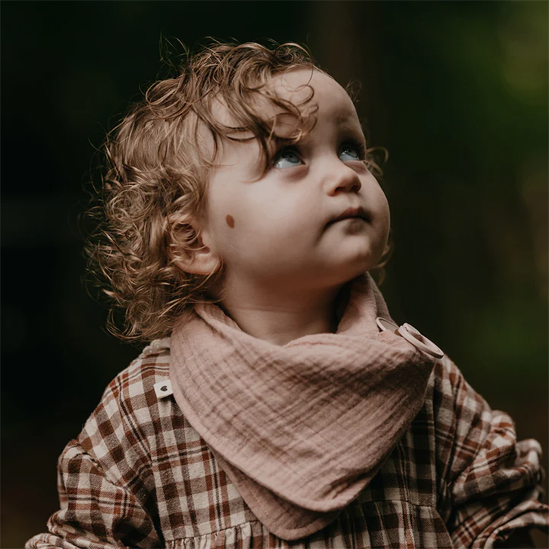 Baby trägt Bandana für Kinder in Rosa von Bibs. 