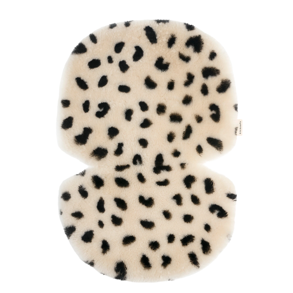 BINIBAMBA  Schaffell-Sitzauflage für alle Gurtsysteme Leopard Peanut