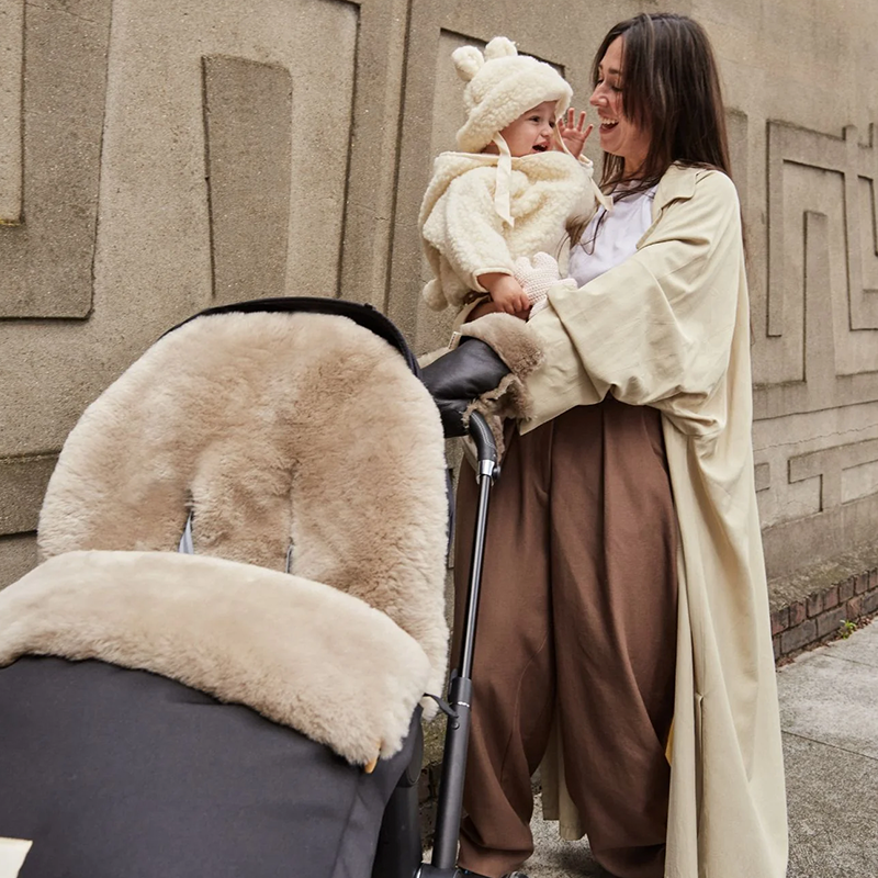 BINIBAMBA  Schaffell Kinderwagen Fusssack für alle Gurtsysteme Toast