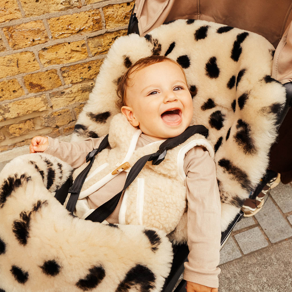 BINIBAMBA  Schaffell Kinderwagen Fusssack für alle Gurtsysteme Leopard