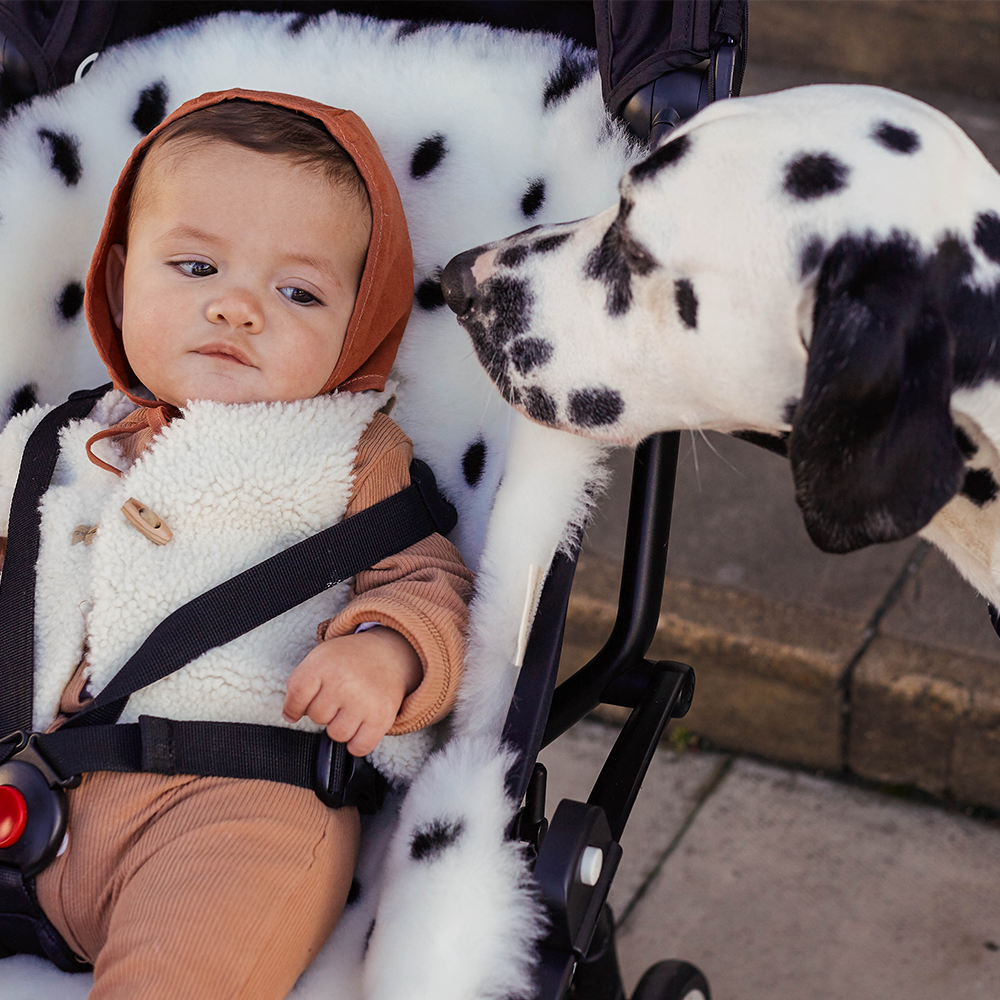 BINIBAMBA  Schaffell-Sitzauflage für alle Gurtsysteme Dalmatian