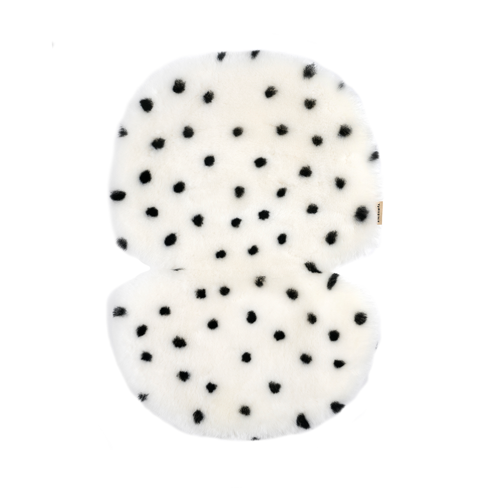 BINIBAMBA  Schaffell-Sitzauflage für alle Gurtsysteme Dalmatian