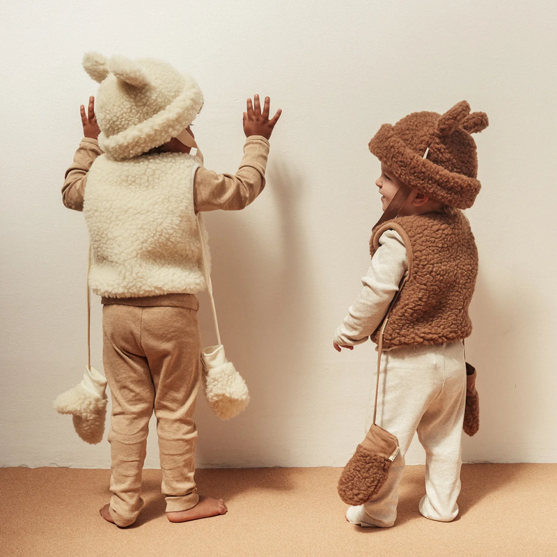 Kinder mit Merino Wollhandschuhe, Wollwesten und Mützen