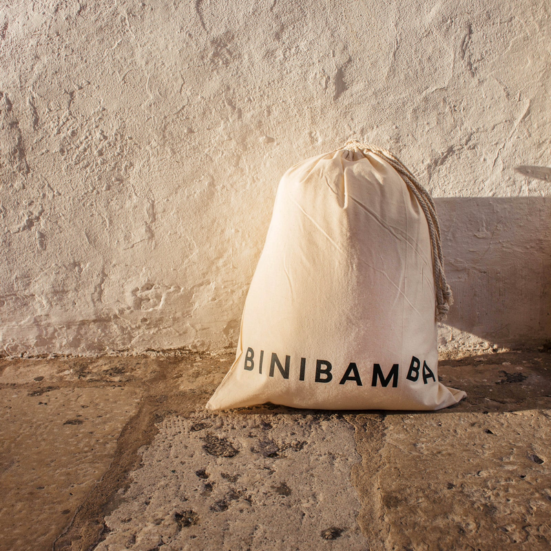 Beiger Baumwollbeutel mit schwarzem Markenschriftzug von Binibamba