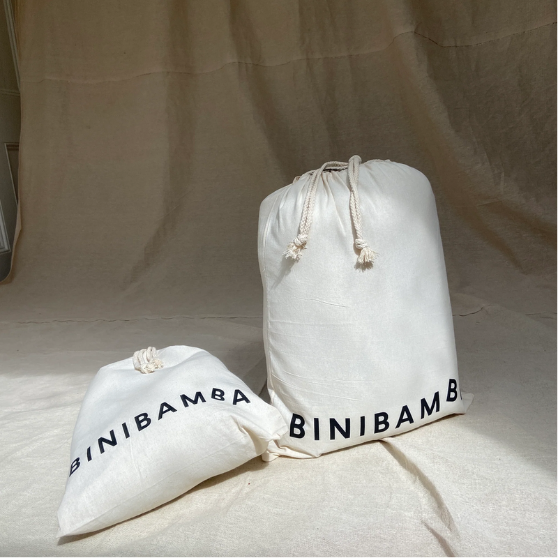 Transport-Beutel für Kinderwagen Schaffell in Weiss mit schwarzem Markenschriftzug von Binibamba