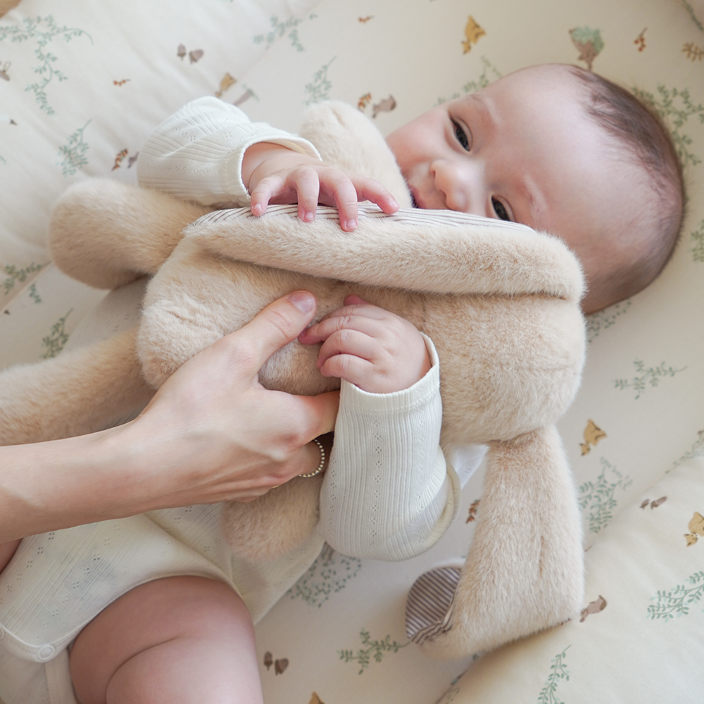 Cam Cam Copenhagen Doudou lapin « Billie Bunny » taille moyenne latte/rayures classiques caramel