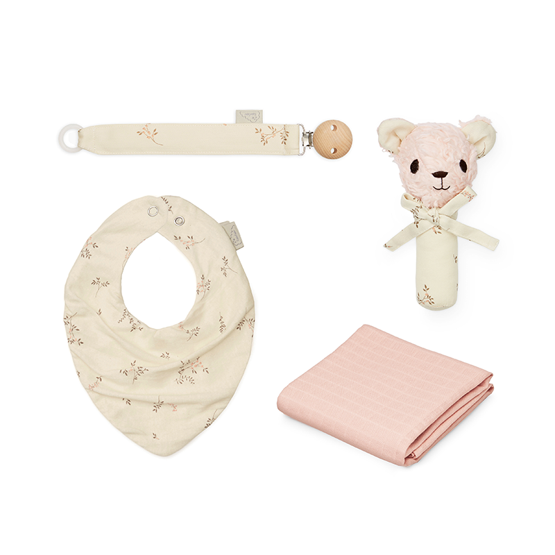 Baby-Essentials bestehnt aus beigem Bandana-Lätzchen, Schnullerkette, Bärenrassel in Beige und rosa Mulltuch von Cam Cam Copenhagen.