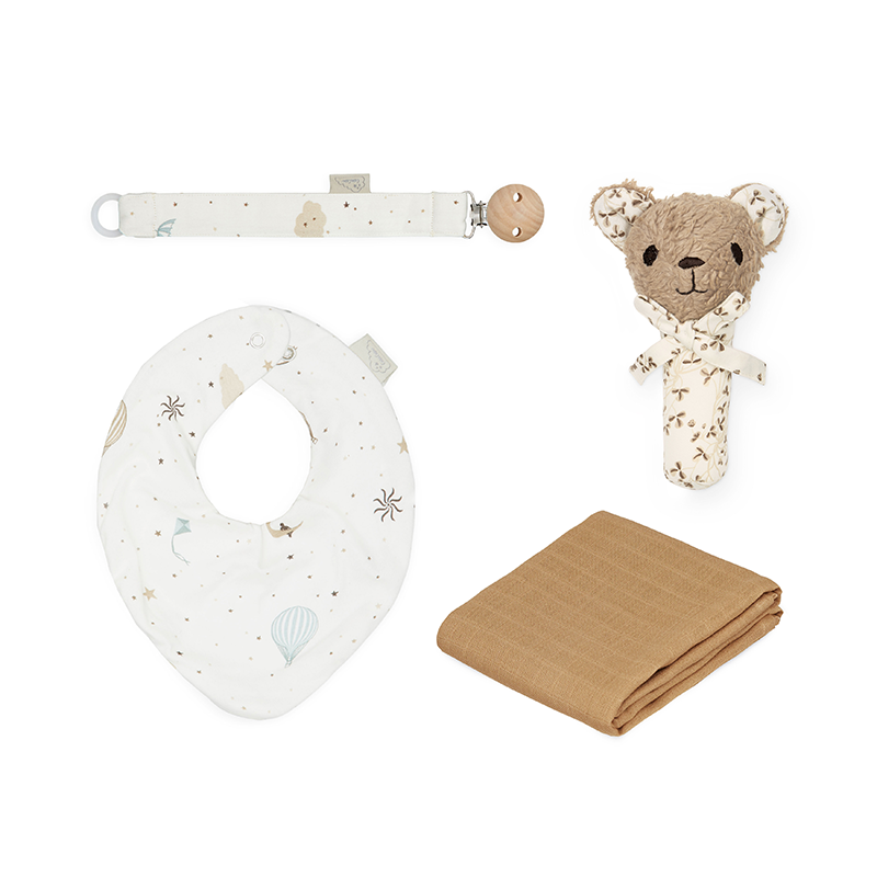 Baby Essentials-Set bestehend aus Bandana-Lätzchen in Weiss mit schönem Muster, Schnullerkette, braunes Mulltuch, Babyrassel in Bärenform von Cam Cam Copenhagen. 