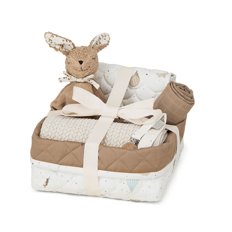 Geschenkset zur Geburt gefüllt mit Kuscheltuch, Kuscheldecke, Wickelunterlage, Schnullerkette von Cam Cam Copenhagen in Braun und Beige.