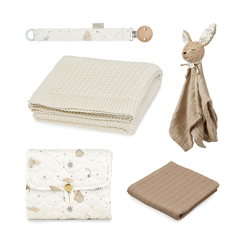 Geschenkset zur Geburt gefüllt mit Kuscheltuch, Kuscheldecke, Wickelunterlage, Schnullerkette von Cam Cam Copenhagen in Braun und Beige.