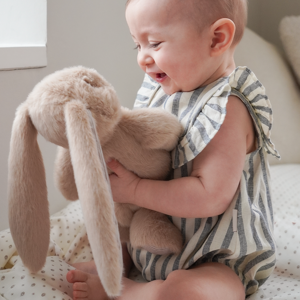 Cam Cam Copenhagen Doudou lapin « Billie Bunny » taille moyenne latte/rayures classiques caramel