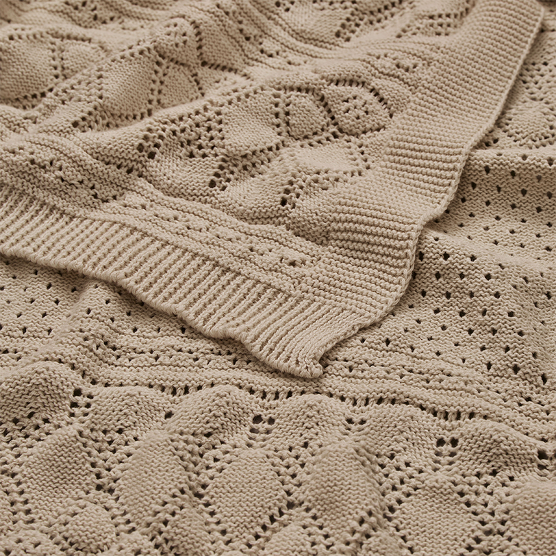 Strickdecke gefaltet für Babys mit schönem Strickmuster in Hellbraun von Cam Cam Copenhagen.