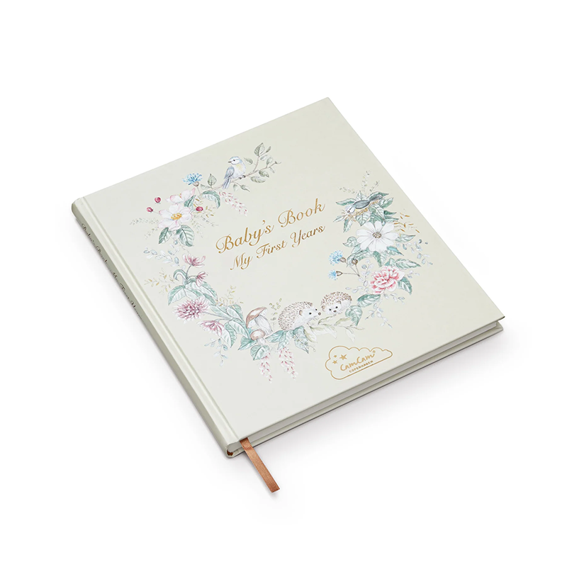Cam Cam Copenhagen Baby Buch Erstes Jahr auf Englisch mit liebevoll gestaltetem Design.