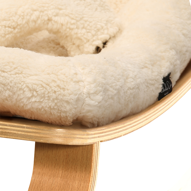 Charlie Crane Babywippe Leno mit Sitzauflage in Milk Fur detailaufnahme. 