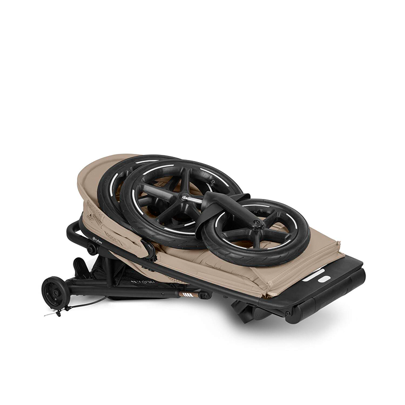 Zusammengefalteter Cybex Avi Spin Dreirad Kinderwagen in Almond Beige. 