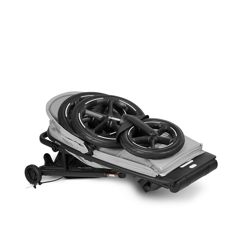 Zusammengefalteter Cybex Avi Spin Dreirad Kinderwagen in Grau mit abgenommener Räder.