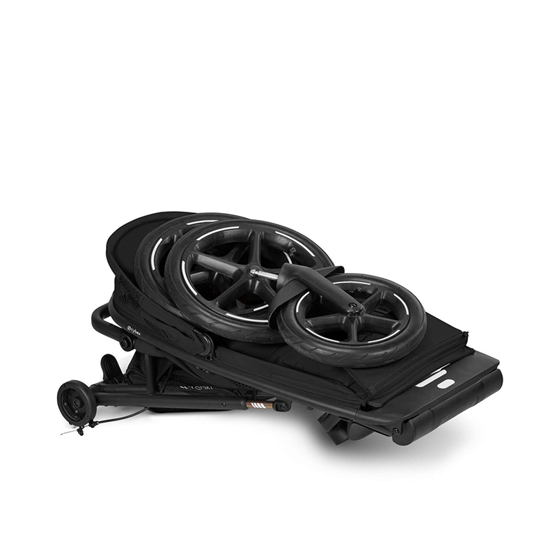Cybex Avi Spin Dreirad-Kinderwagen in Schwarz zusammengefaltet mit abgenommenen Rädern. 