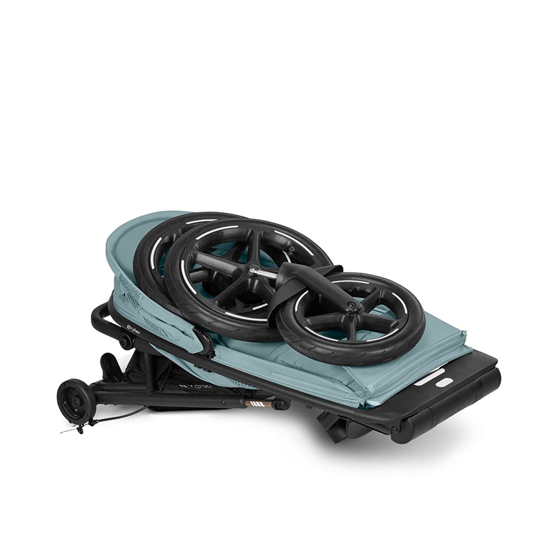 Zusammengefalteter Cybex Avi Spin Dreirad-Kinderwagen in Blau mit abgenommenen Rädern, die auf dem Kinderwagen liegen. 