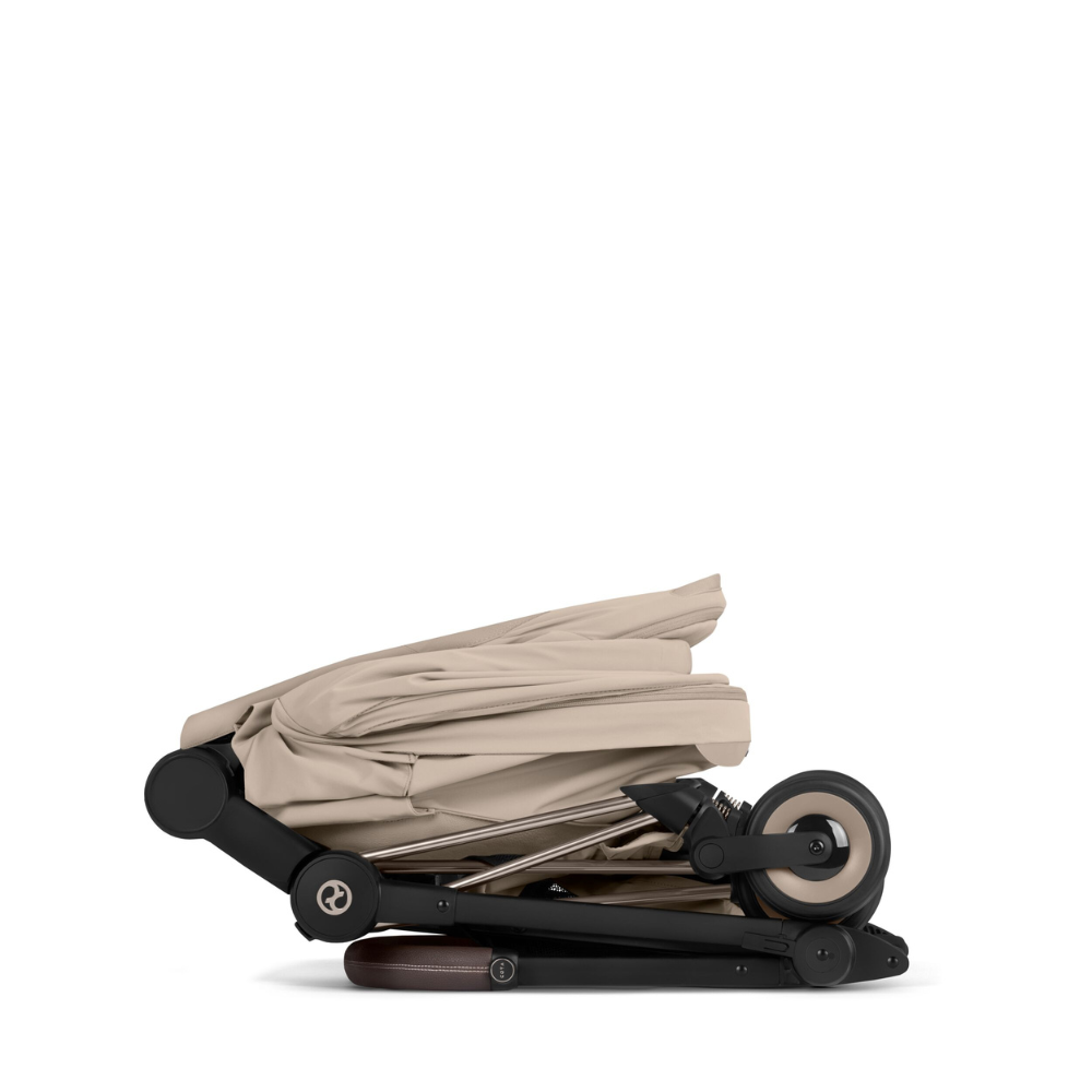 Cybex Coya Buggy in Cozy Beige mit Gestell in Champagne Gold zusammengeklappt.