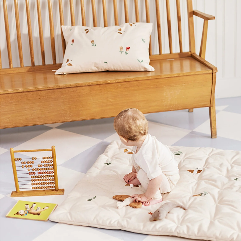 Dear April besticktes Kissen in der Grösse 70 x 50 cm. 