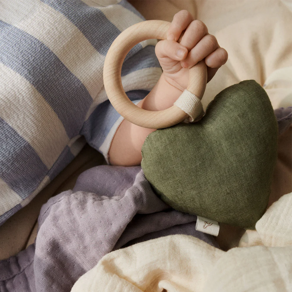 Dear April Herz Rassel mit Beissring 'Lara' Forest Green