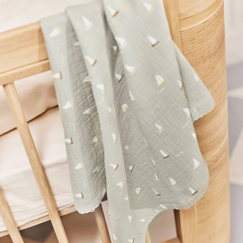 Dear April Musselintücher im 3er-Set mit Segelbootmustern. 