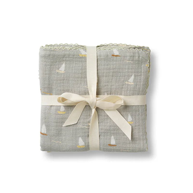 Dear April Musselintücher im 3er-Set mit Segelbootmustern. 