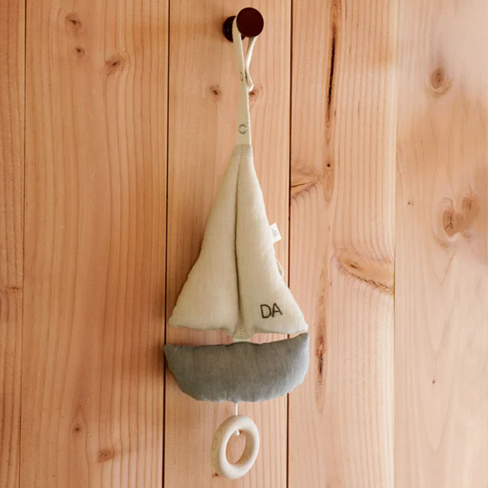 Dear April Spieluhr Segelboot 'Pondus' Blau/Off-White